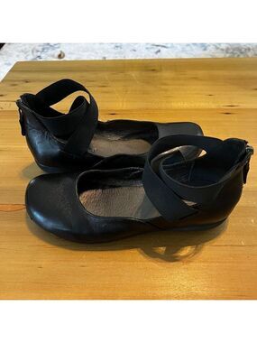 Women's Josef Seibel Black Leather flats, elastic straps & zip back.Size 37 /6.5